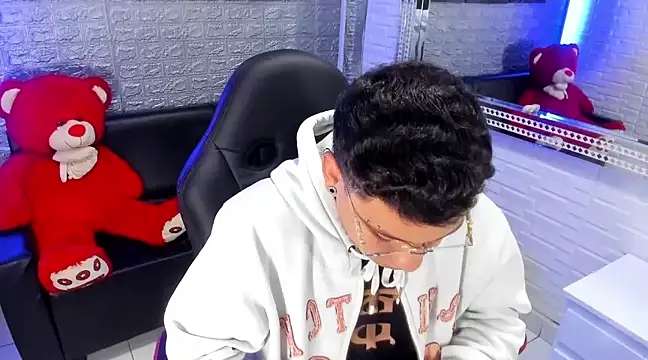 salvadorgomezx online show from February 14, 6:34 am