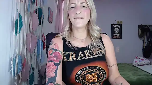 Snapshot of yulieth_anamar chatting on January 2, 10:11 pm yulieth anamar online show from January 2, 10:11 pm