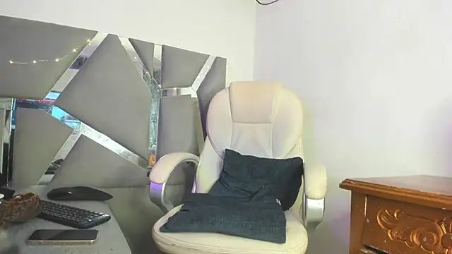 Snapshot of Arii_xxx chatting on February 22, 10:51 am Arii xxx online show from February 22, 10:51 am