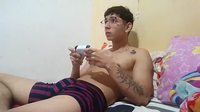 Snapshot of Dillom420 chatting on December 13, 3:49 am Dillom420 online show from December 13, 3:49 am