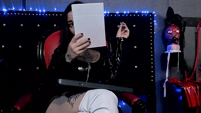 Snapshot of LusstCruella chatting on December 6, 9:02 pm LusstCruella online show from December 6, 9:02 pm