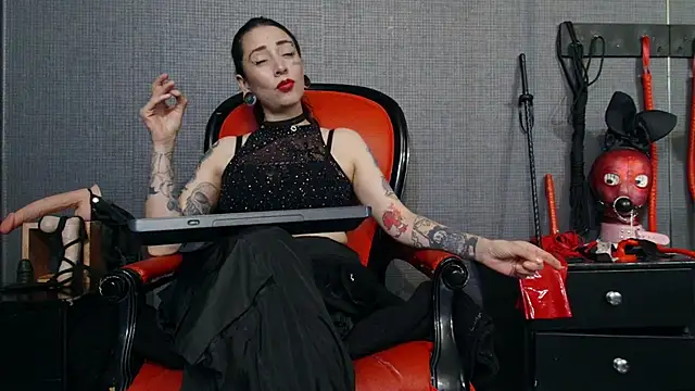Snapshot of LusstCruella chatting on March 18, 6:15 pm LusstCruella online show from March 18, 6:15 pm
