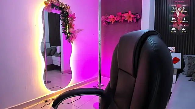 natasha  jackson online show from December 18, 12:33 pm