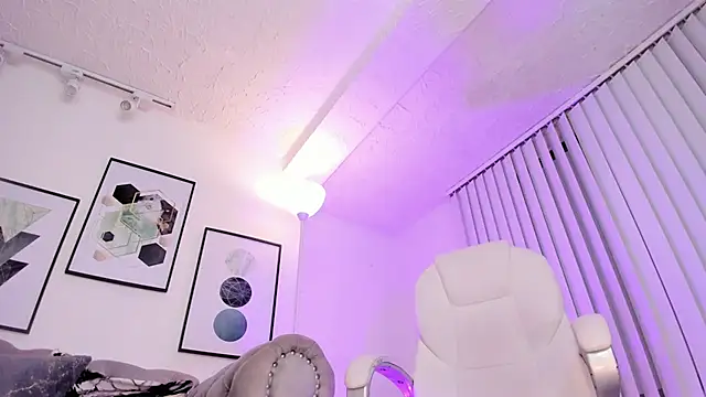 Snapshot of kendaall_jenner_ chatting on January 24, 10:11 am kendaall jenner  online show from January 24, 10:11 am