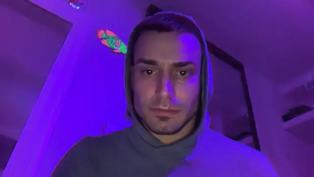 Snapshot of hot_shot_13 chatting on November 6, 3:40 am hot shot 13 online show from November 6, 3:40 am