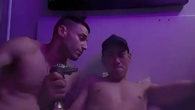 Snapshot of hot_shot_13 chatting on November 7, 10:04 am hot shot 13 online show from November 7, 10:04 am