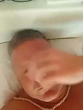 Snapshot of swingr chatting on December 17, 8:34 am swingr online show from December 17, 8:34 am