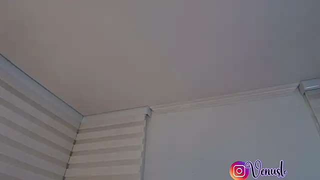 venusleroy  online show from December 4, 11:13 pm