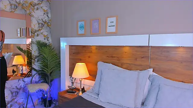 Snapshot of EmaBakker chatting on January 6, 11:25 am EmaBakker online show from January 6, 11:25 am