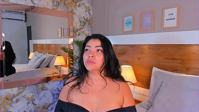 Snapshot of EmaBakker chatting on February 1, 6:23 am EmaBakker online show from February 1, 6:23 am