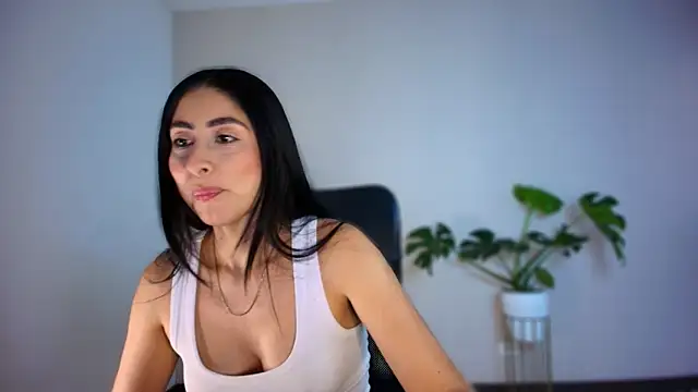 auroracaruso11 online show from February 19, 4:25 pm