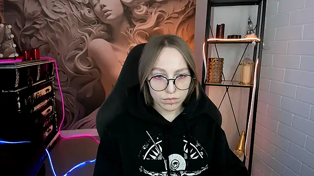 AphexQueen online show from February 2, 5:15 pm