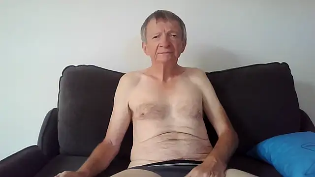 Snapshot of naturiste974 chatting on December 19, 8:32 am naturiste974 online show from December 19, 8:32 am