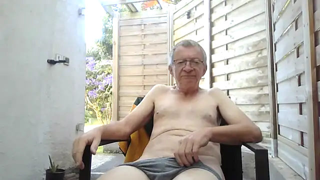 Snapshot of naturiste974 chatting on February 1, 3:16 am naturiste974 online show from February 1, 3:16 am