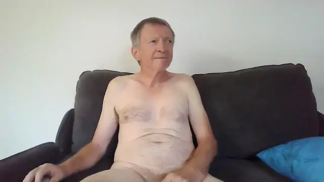 Snapshot of naturiste974 chatting on February 5, 8:19 am naturiste974 online show from February 5, 8:19 am