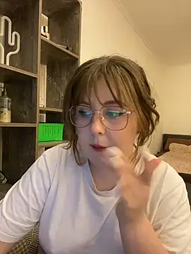 Snapshot of cinnabon_ chatting on December 6, 3:33 pm cinnabon online show from December 6, 3:33 pm