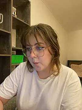 Snapshot of cinnabon_ chatting on December 6, 7:01 pm cinnabon online show from December 6, 7:01 pm