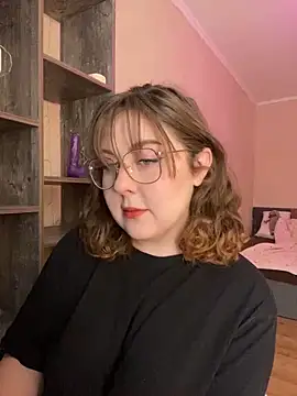 Snapshot of cinnabon_ chatting on February 4, 9:49 am cinnabon online show from February 4, 9:49 am