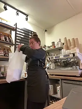 Snapshot of cinnabon_ chatting on October 19, 1:56 pm cinnabon online show from October 19, 1:56 pm