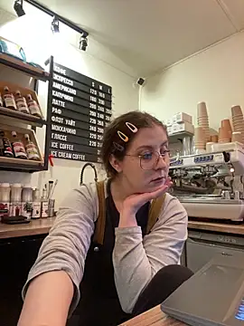 Snapshot of cinnabon_ chatting on December 20, 10:11 am cinnabon online show from December 20, 10:11 am