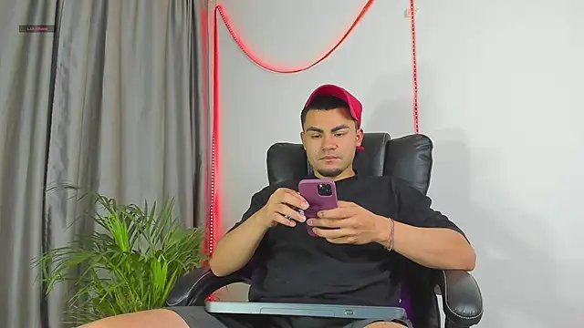 kalivan voinesscu online show from December 1, 8:08 am