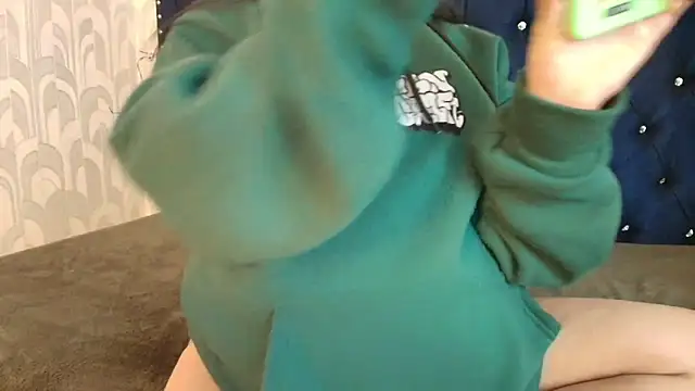 CarolineBrunx online show from April 18, 8:09 pm