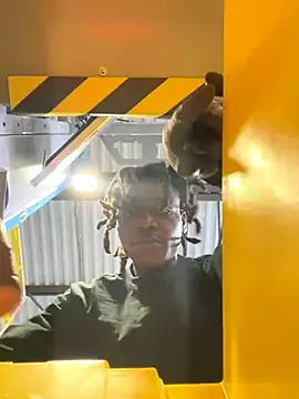 Snapshot of sneakylink13__ chatting on October 15, 2:28 pm sneakylink13 online show from October 15, 2:28 pm