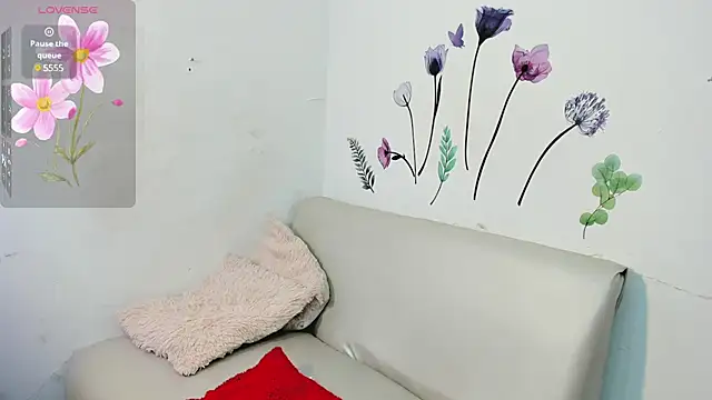 Snapshot of michell___ chatting on December 6, 7:21 am michell online show from December 6, 7:21 am