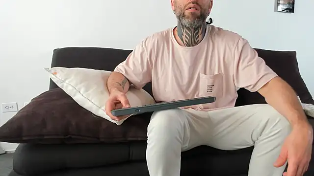 Snapshot of Antoniohot2024 chatting on February 26, 4:56 pm Antoniohot2024 online show from February 26, 4:56 pm