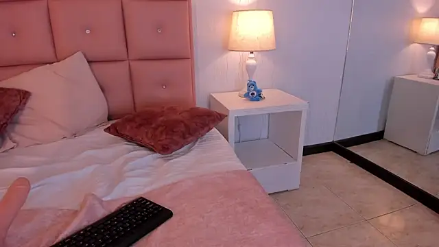 Snapshot of laura_smith33 chatting on March 8, 6:05 pm laura smith33 online show from March 8, 6:05 pm