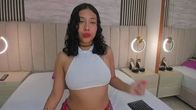 Snapshot of laura_smith33 chatting on October 15, 2:39 pm laura smith33 online show from October 15, 2:39 pm