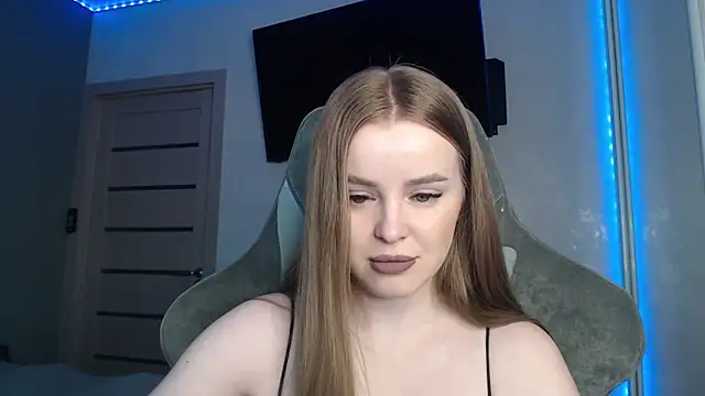 Snapshot of YourBitsy chatting on February 21, 3:51 am YourBitsy online show from February 21, 3:51 am