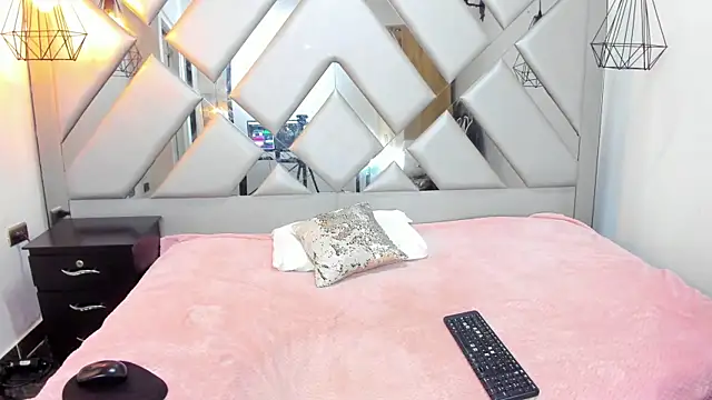 Nahomi-Hill online show from December 19, 1:34 am