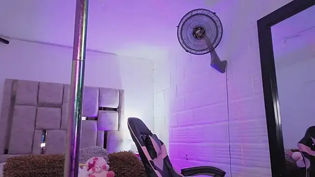 Snapshot of BonnieAnderson_ chatting on November 13, 9:58 pm BonnieAnderson online show from November 13, 9:58 pm