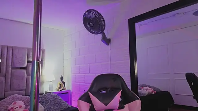 Snapshot of BonnieAnderson_ chatting on December 13, 8:36 pm BonnieAnderson online show from December 13, 8:36 pm