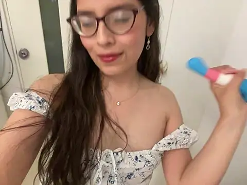 Snapshot of ForeverLola2024 chatting on January 1, 6:05 am ForeverLola2024 online show from January 1, 6:05 am