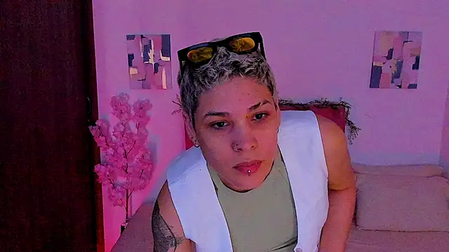 Snapshot of Charlee_pink chatting on October 24, 5:31 pm Charlee pink online show from October 24, 5:31 pm