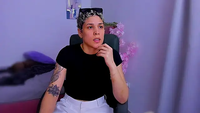 Snapshot of Charlee_pink chatting on November 18, 8:57 pm Charlee pink online show from November 18, 8:57 pm