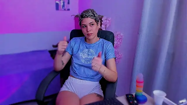 Snapshot of Charlee_pink chatting on November 29, 8:01 pm Charlee pink online show from November 29, 8:01 pm