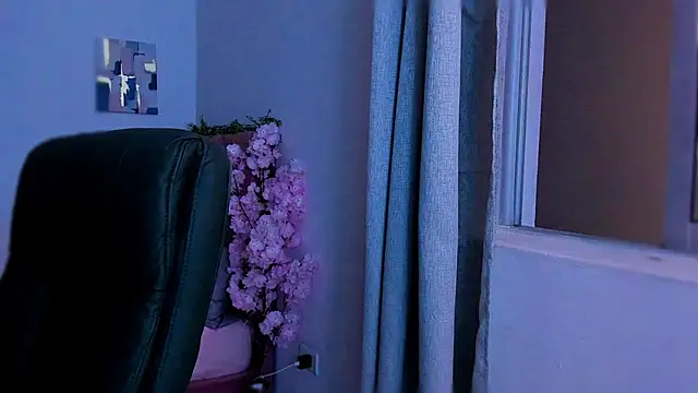 Snapshot of Charlee_pink chatting on December 15, 7:01 am Charlee pink online show from December 15, 7:01 am