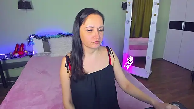 Snapshot of AngellLika chatting on December 6, 12:05 pm AngellLika online show from December 6, 12:05 pm