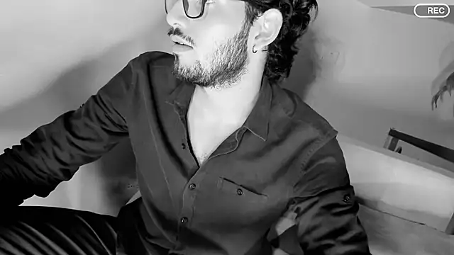 Nicholasrodrii online show from March 17, 1:14 am