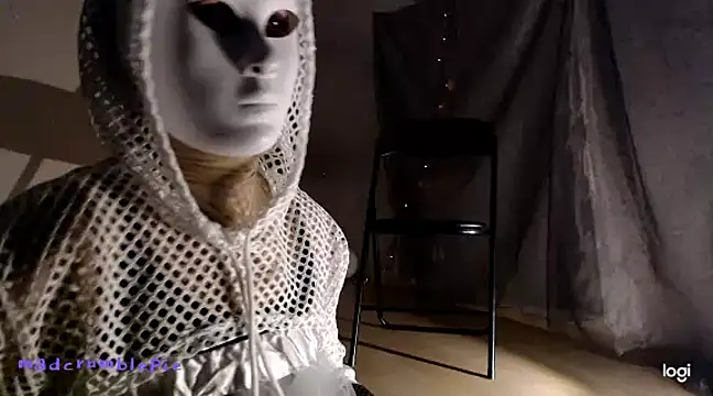 madcrumblepie online show from December 15, 6:04 pm