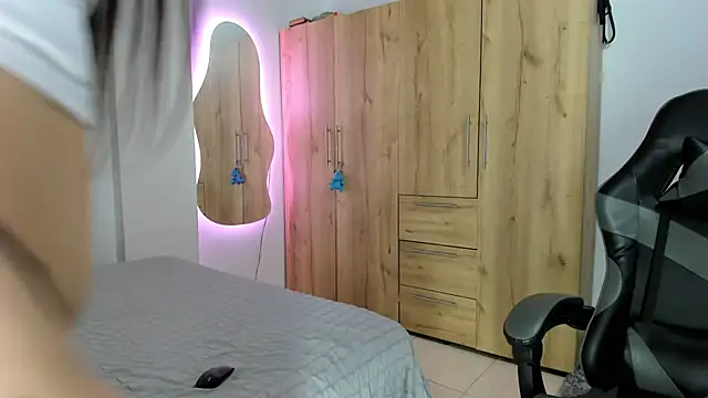 Snapshot of abbyquinn__ chatting on February 19, 11:17 am abbyquinn online show from February 19, 11:17 am