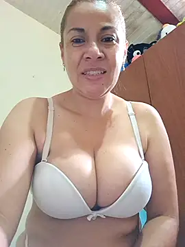 Snapshot of Zaralu_ chatting on November 17, 1:50 pm Zaralu online show from November 17, 1:50 pm