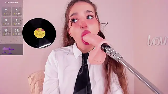 LosAlicee online show from October 22, 7:02 pm