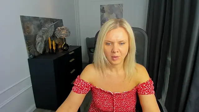 AgathaKlouin online show from March 31, 7:25 pm