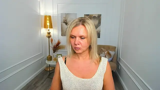 AgathaKlouin online show from April 7, 7:25 pm