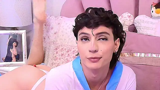 Snapshot of KylieMonnett chatting on October 27, 8:24 pm KylieMonnett online show from October 27, 8:24 pm