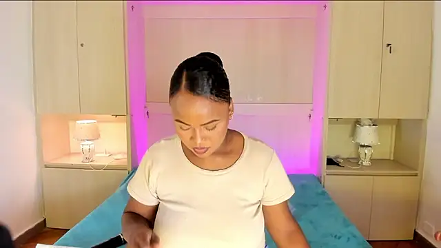 EmilyyStuart online show from February 4, 7:31 pm